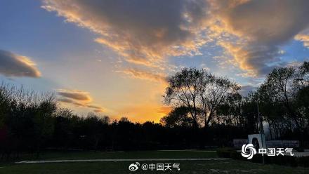 长风送暮色 清明假期尾声北京云霞尽染长空
