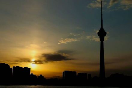 玉渊潭邂逅晚霞，定格春日城市画卷