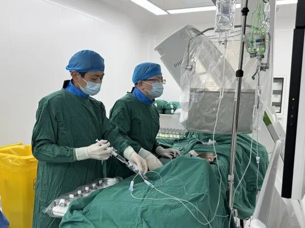 武汉39岁男子突发胸痛，硬扛一个多小时，全身大汗淋漓！医生紧急提醒：千万别侥幸……