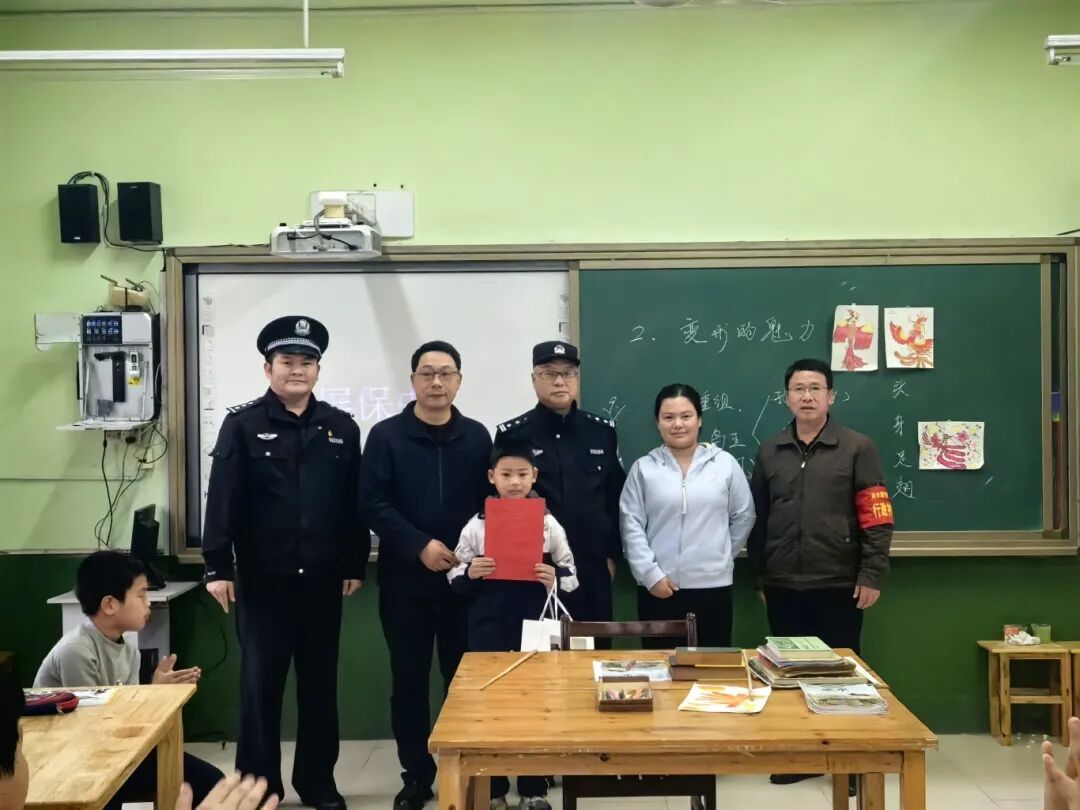 果断报警，点名表扬！10岁“小孩哥”又立功啦