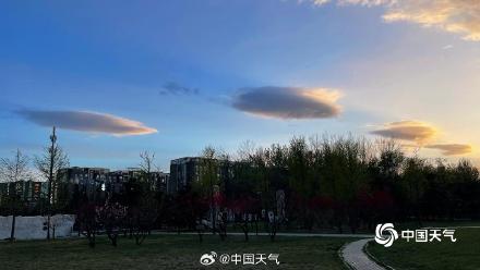 长风送暮色 清明假期尾声北京云霞尽染长空