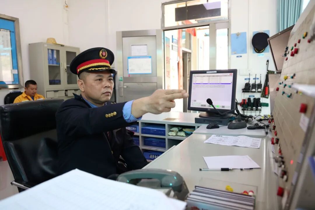 20年、70次！这名车站值班员，好样的！