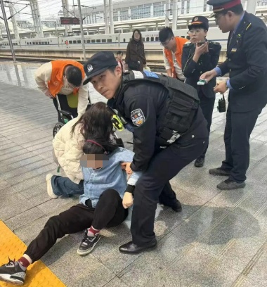 事发镇江站，一女子倒地不起……