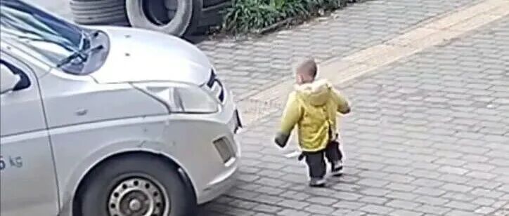 后怕！爸爸开车撞倒自家1岁宝宝……