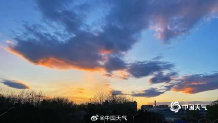 长风送暮色 清明假期尾声北京云霞尽染长空
