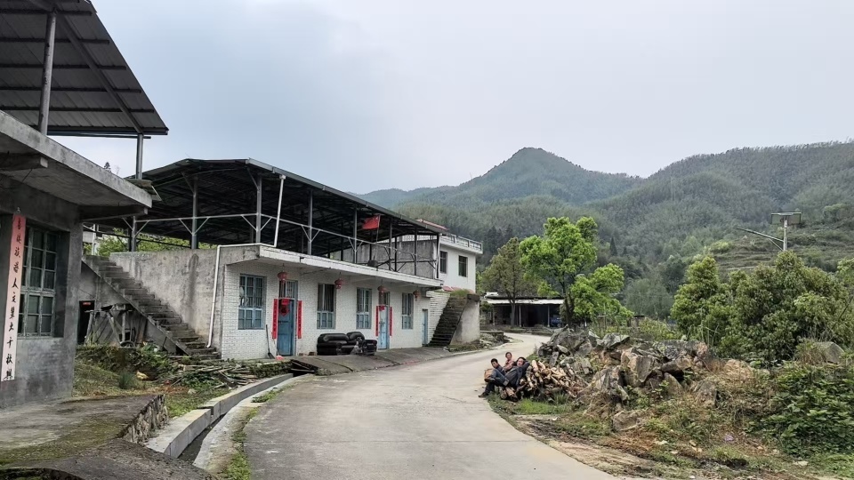 郴州小伙清明爬多座山祭祀16位先祖,花了一天时间:根在这里,祈求祖先保佑 郴州小伙清明爬多座山祭祀16位先祖,花了一天时间:根在这里,祈求祖先保佑