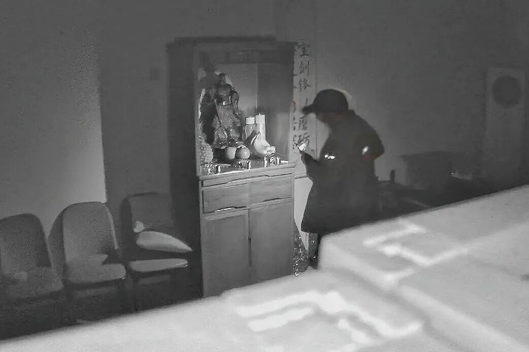 男子翻窗行盗，第一件事竟是拜关公！监控拍下荒唐一幕