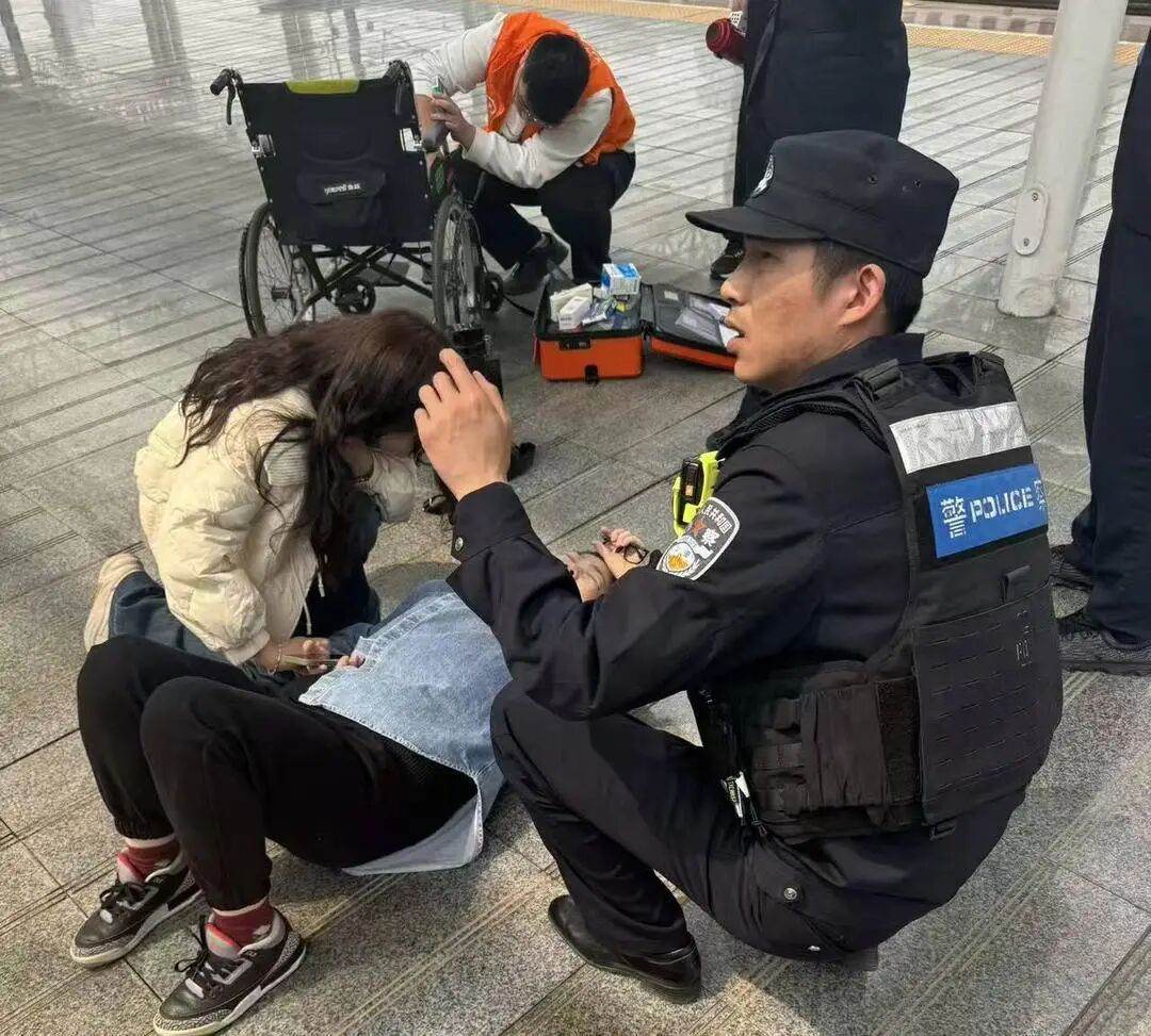 事发镇江站，一女子倒地不起……
