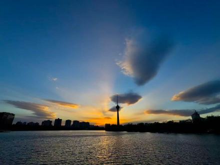 玉渊潭邂逅晚霞，定格春日城市画卷