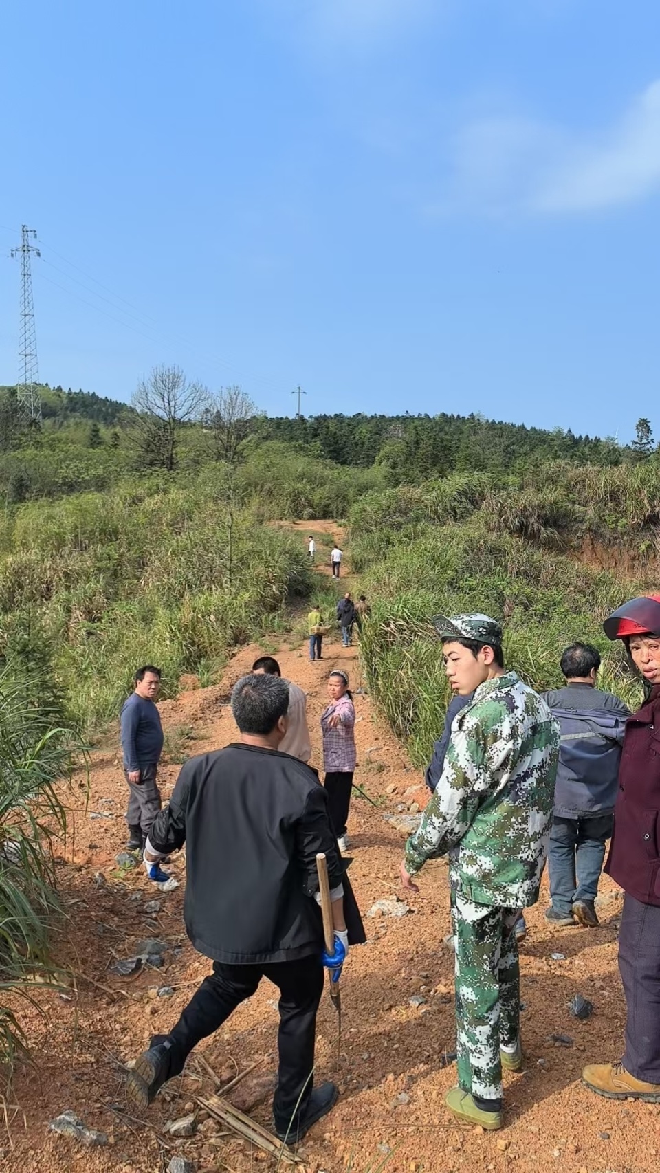 郴州小伙清明爬多座山祭祀16位先祖,花了一天时间:根在这里,祈求祖先保佑 郴州小伙清明爬多座山祭祀16位先祖,花了一天时间:根在这里,祈求祖先保佑
