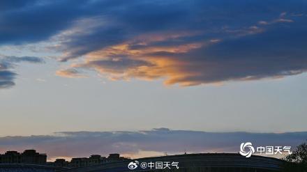 长风送暮色 清明假期尾声北京云霞尽染长空
