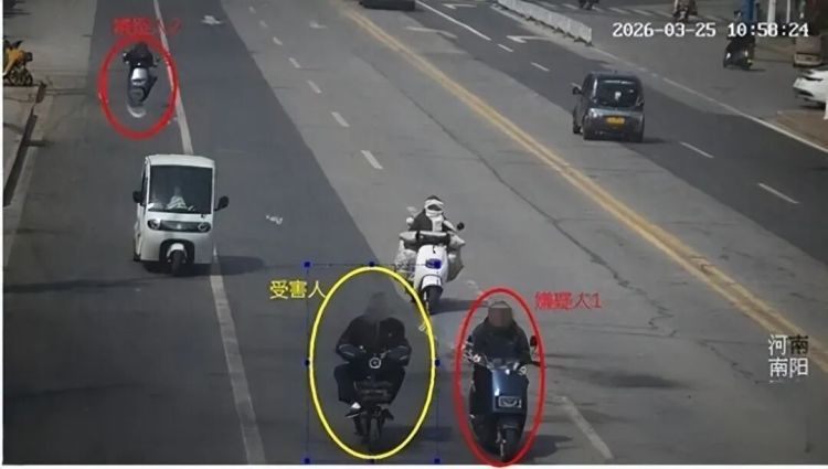 河南一82岁老人被假冒抓嫖警察骗5000元，警方迅速抓获2人，已刑拘