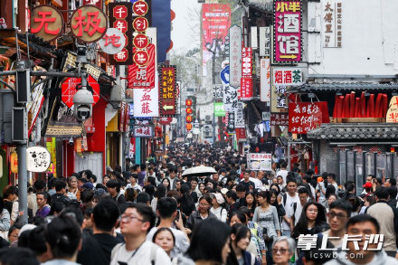 长沙商圈假期人如潮