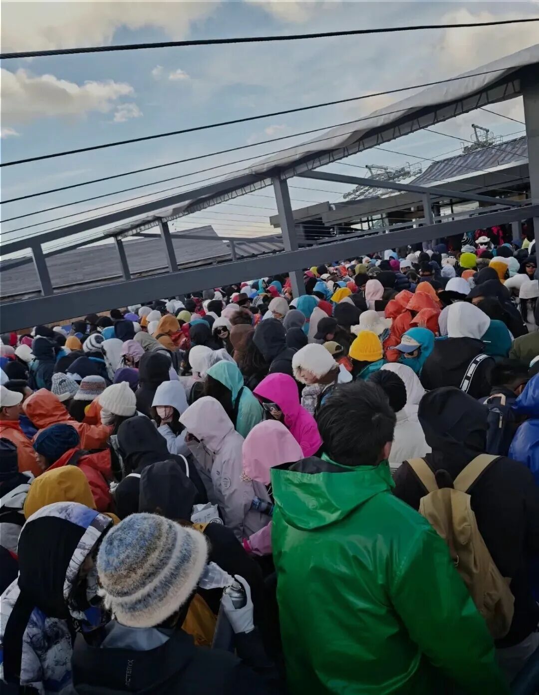“冻得瑟瑟发抖”！假期首日大量游客滞留玉龙雪山，景区回应