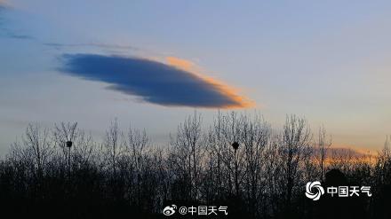 长风送暮色 清明假期尾声北京云霞尽染长空