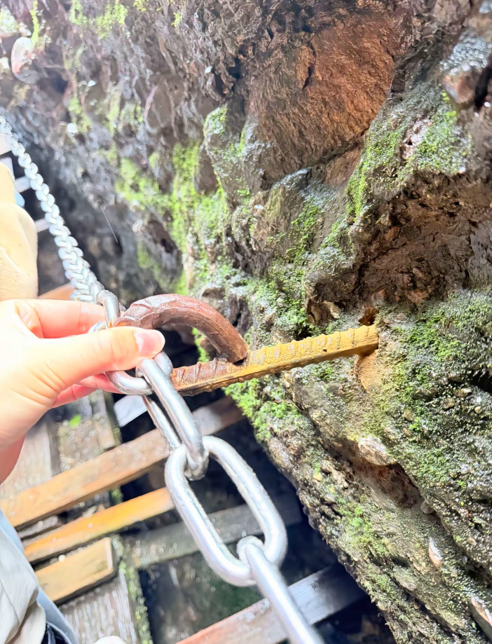 钢筋脱落,安徽一景区“秒整改”获十万网友点赞,景区:是辅助引导设施,安全无小事 钢筋脱落,安徽一景区“秒整改”获十万网友点赞,景区:是辅助引导设施,安全无小事