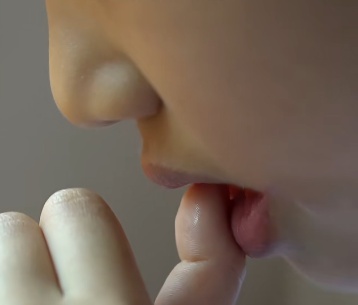 右眼0.02 左眼0.1，14岁男孩常与家中猫狗同吃同睡，双眼感染弓蛔虫幼虫近乎失明