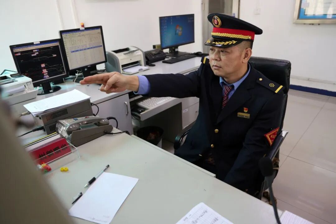 20年、70次！这名车站值班员，好样的！