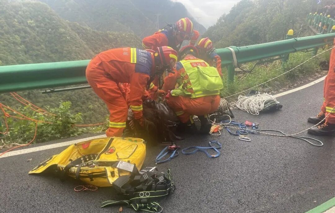 游客在皖南川藏线滑落悬崖，他挺身而出！