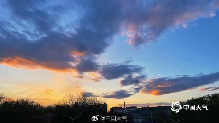 长风送暮色 清明假期尾声北京云霞尽染长空