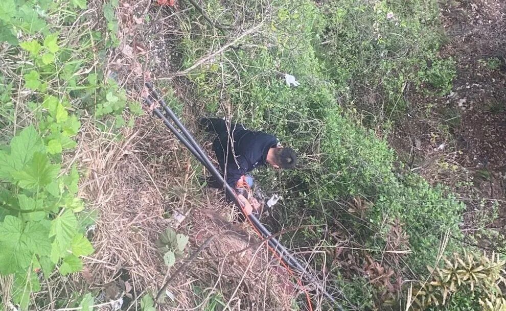 游客在皖南川藏线滑落悬崖，他挺身而出！
