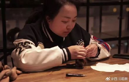 重庆女孩7年制作500多只思念熊