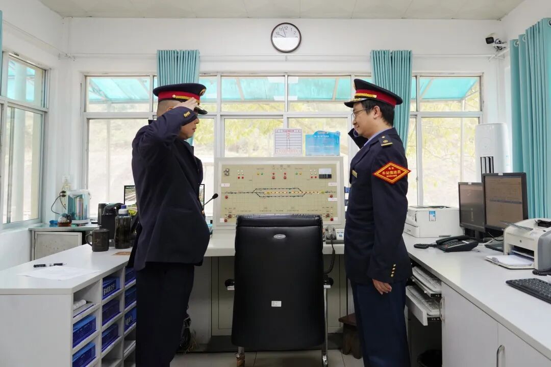 20年、70次！这名车站值班员，好样的！