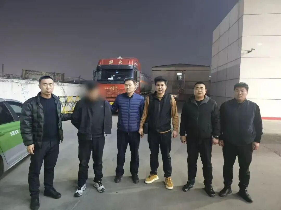 男子翻窗行盗，第一件事竟是拜关公！监控拍下荒唐一幕