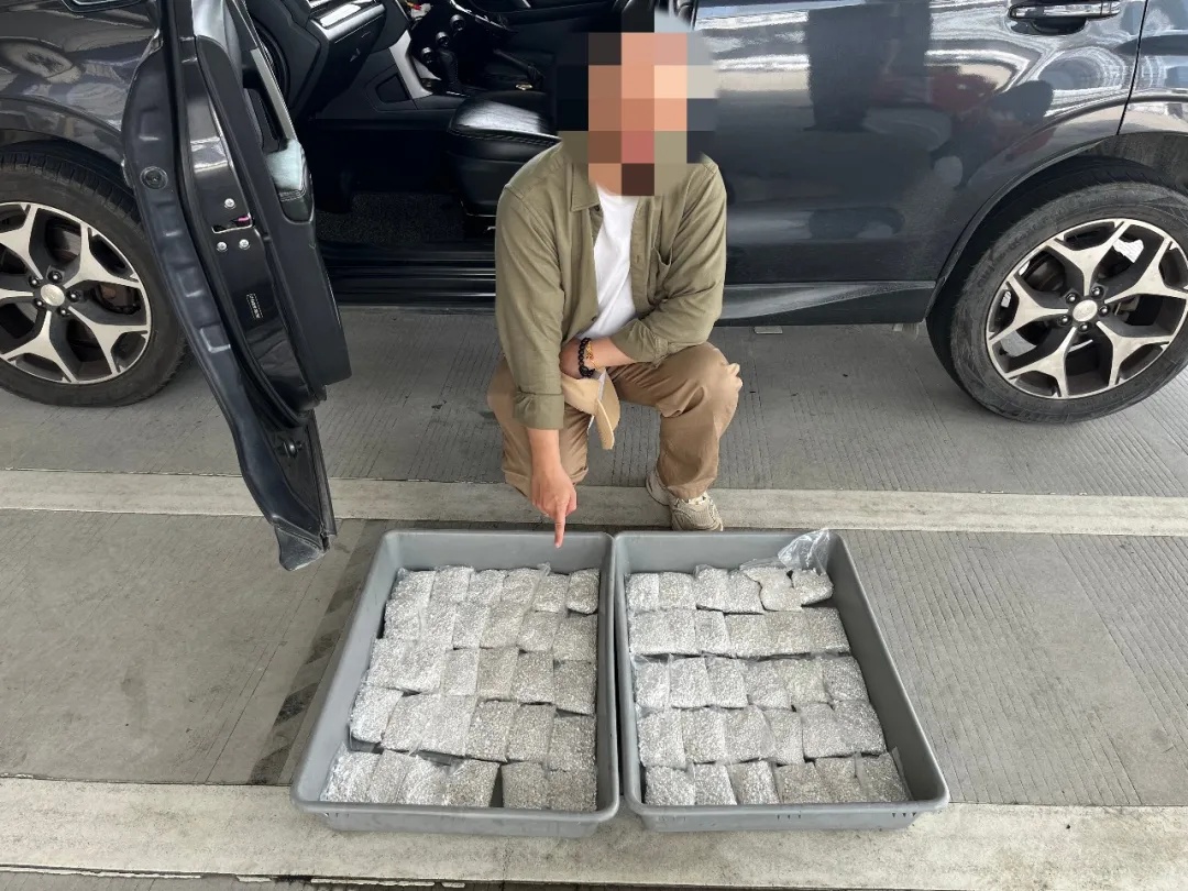 一辆小客车，60公斤“雪花银”