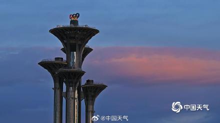 长风送暮色 清明假期尾声北京云霞尽染长空