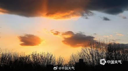 长风送暮色 清明假期尾声北京云霞尽染长空