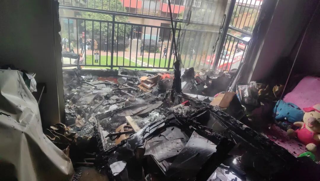 炼金不慎引爆打火机，女子遭火焰“突脸”