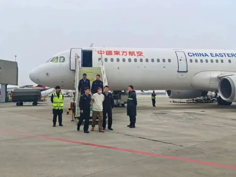 中国与菲律宾合作遣返王某某：骗贷1亿元，潜逃10年后落网