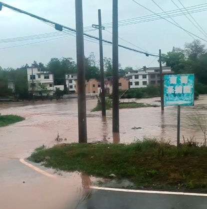 江西赣州暴雨致多地涨水,村民:洪水来得快去得也快,电动车差点被冲走 江西赣州暴雨致多地涨水,村民:洪水来得快去得也快,电动车差点被冲走