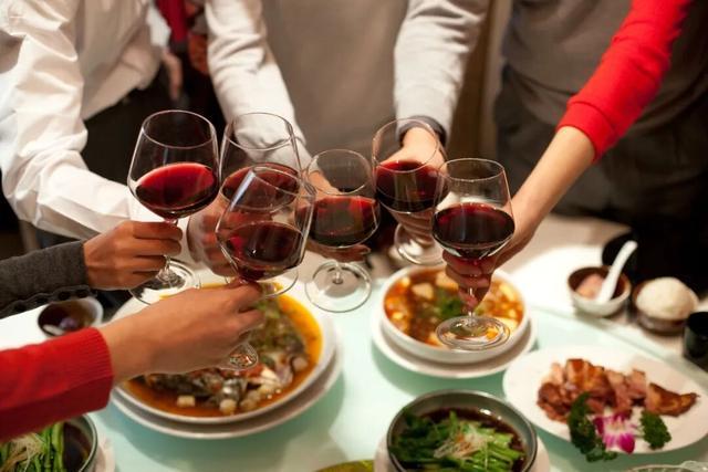 这类人，千万别在饭局上乱说话