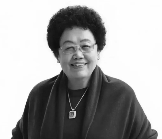 她曾是中国女首富，47岁时倒追“唐僧”迟重瑞，晚年每天生活费10元；为复刻老北京城门楼，她跪地描摹三年致膝盖受损……一文了解陈丽华→
