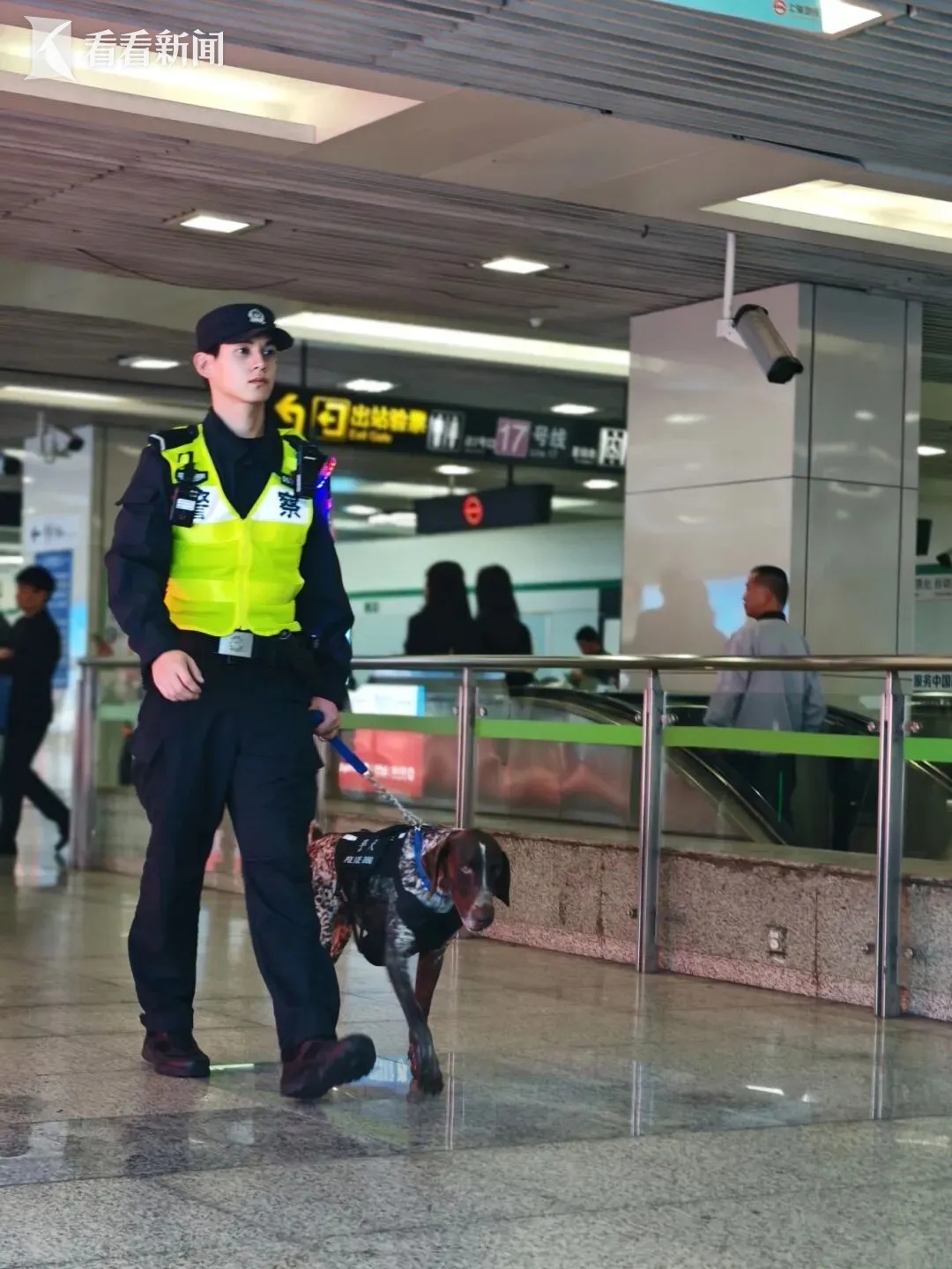 撞脸男明星的上海民警，最近"相亲到崩溃"？对象一亮相，网友直呼太配