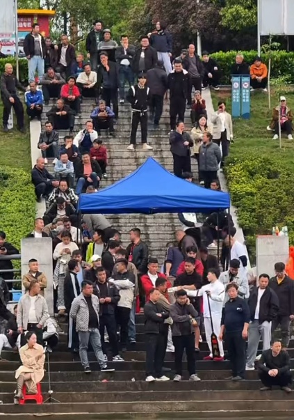 数百名群众冒雨围观！麻阳一地龙舟选拔赛雨中开赛，河岸人头攒动现场氛围火热