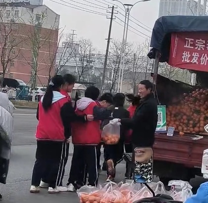 小学生清明徒步扫墓,水果摊大叔“投喂”60斤橙子获赞带火了卖橙生意,当事人回应 小学生清明徒步扫墓,水果摊大叔“投喂”60斤橙子获赞带火了卖橙生意,当事人回应