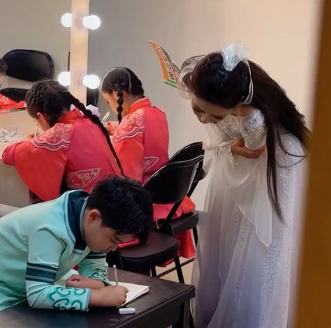 佟丽娅穿仙女裙给孩子辅导作业！董璇：我小时候有这么漂亮的老师，能考100分