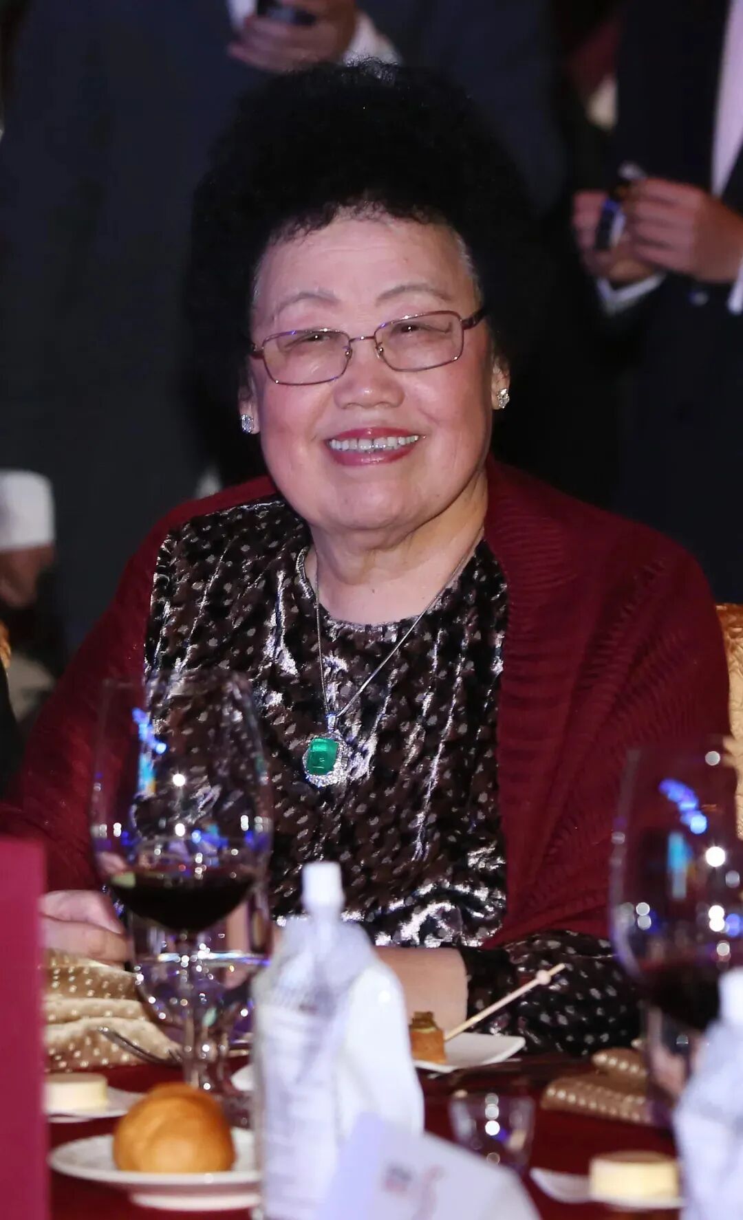 她曾是中国女首富，47岁时倒追“唐僧”迟重瑞，晚年每天生活费10元；为复刻老北京城门楼，她跪地描摹三年致膝盖受损……一文了解陈丽华→