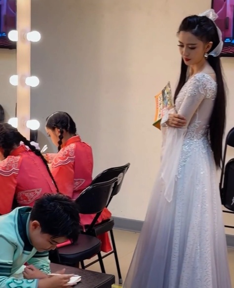 佟丽娅穿仙女裙给孩子辅导作业！董璇：我小时候有这么漂亮的老师，能考100分