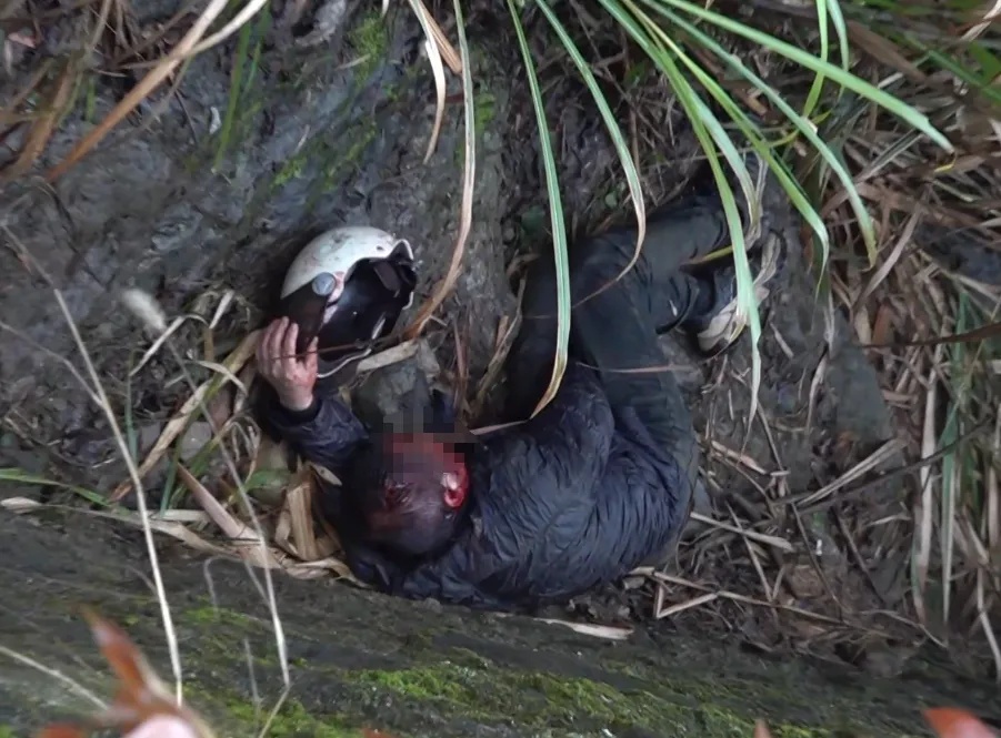 夜归路上身后突然冲出一物，下一秒，她躺在2米深渠里动弹不得......