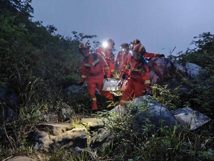 惊险！广西来宾一男子拜“太公”坠崖，消防提示