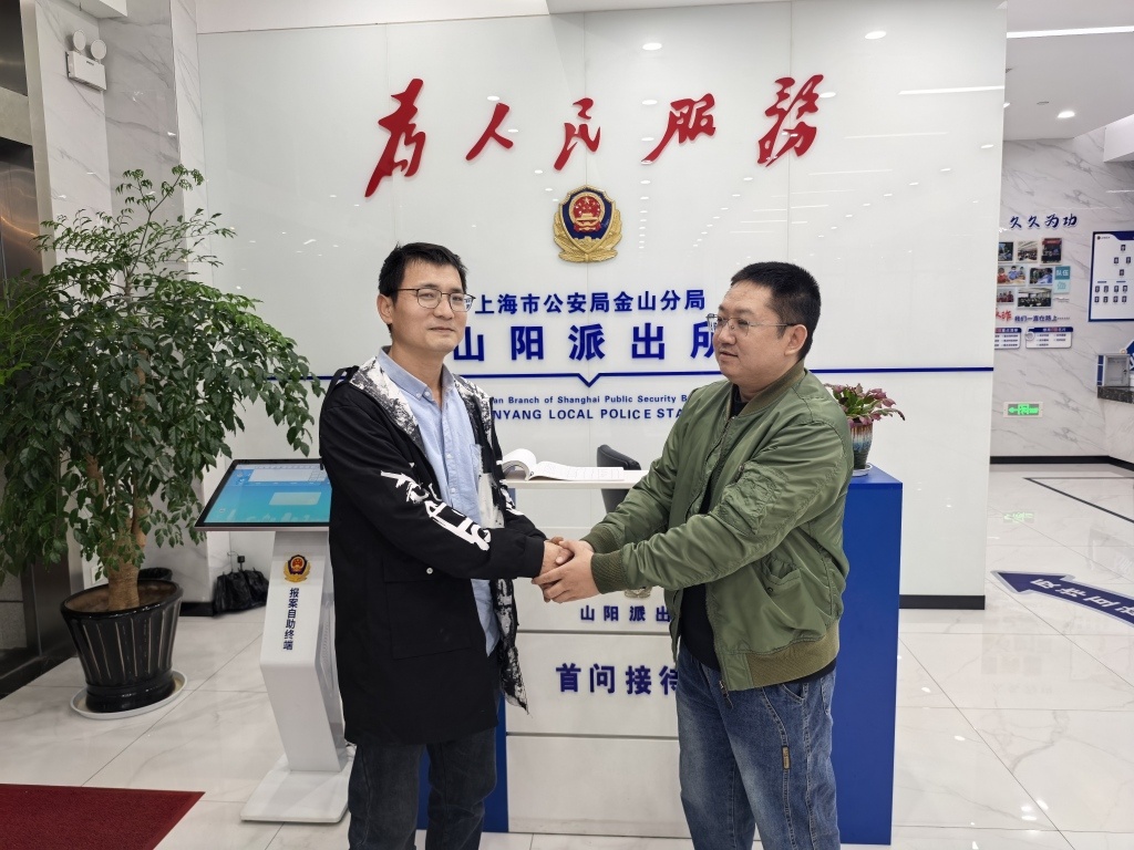 男子跳湖救下溺水孩子后默默离开,“我正好在就下去了” 男子跳湖救下溺水孩子后默默离开,“我正好在就下去了”