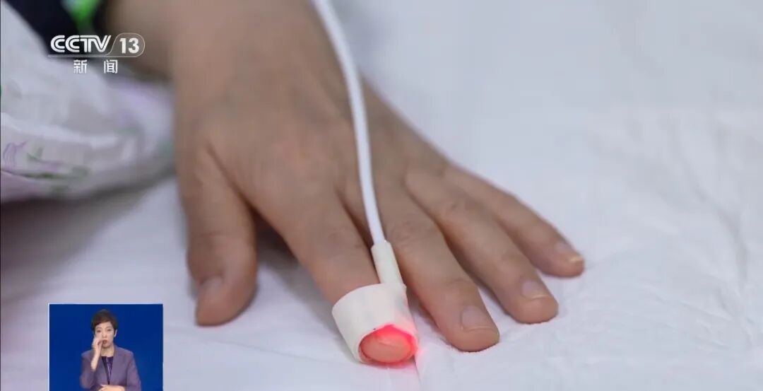 震惊！频繁打磨、贴甲片，女子美甲后长出霉菌“绿指甲”