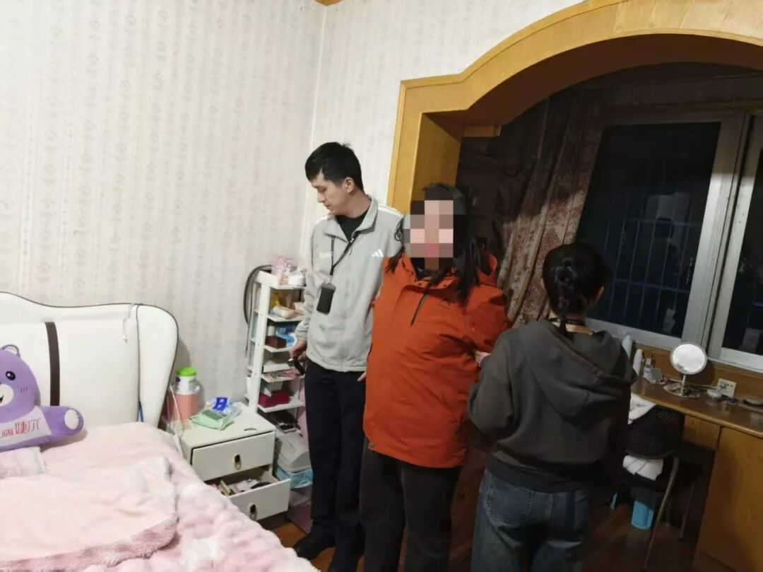 婆婆的遗物突然出现在床上！女子心里一惊：明明是收好的，难道是…