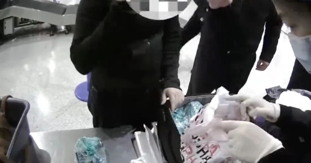 行李箱惊现6只老鼠干，旅客称“拿来吃的”，查检出多种病原体