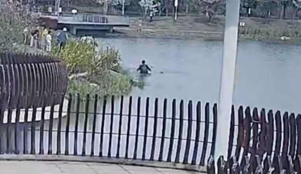 男子跳湖救下溺水孩子后默默离开,“我正好在就下去了” 男子跳湖救下溺水孩子后默默离开,“我正好在就下去了”