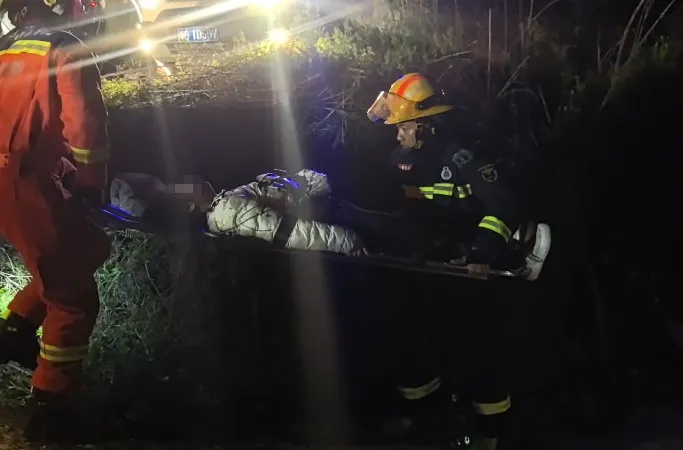 夜归路上身后突然冲出一物，下一秒，她躺在2米深渠里动弹不得......